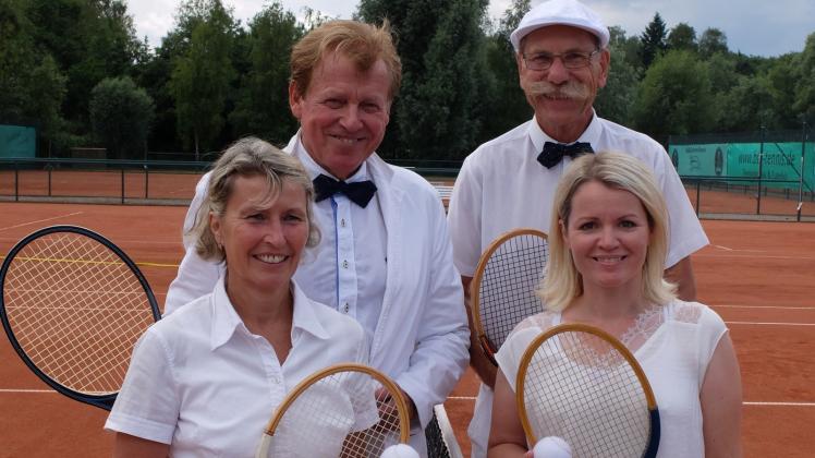 Über den Besuch der Gastspielerinnen Silvia Steinbach und Susanne Leiermann aus Halle freuen sich Rudolf Zimmer und Dieter Bursche. Über den Besuch der Gastspielerinnen Silvia Steinbach und Susanne Leiermann aus Halle freuen sich Rudolf Zimmer und Dieter Bursche.