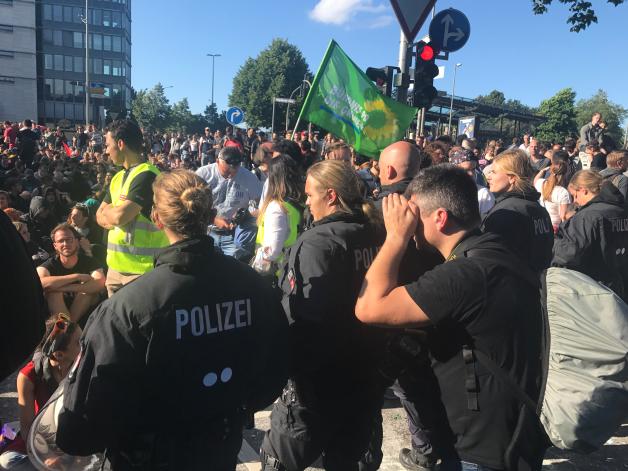 Demonstranten, Polizisten und Polizistinnen am Millerntorplatz. Demonstranten, Polizisten und Polizistinnen am Millerntorplatz.