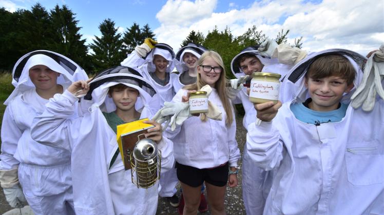 Einblicke in die Welt der Imker erhalten Schüler der Regionalschule in Rehna. Das mit Erfolg: Der erste Honig ist abgefüllt. Fotos: Volker Bohlmann 