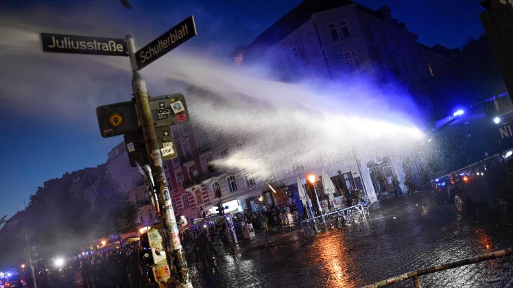 Polizeikräfte setzen am 08.07.2017 in Hamburg im Schanzenviertel Wasserwerfer gegen Demonstranten ein.
