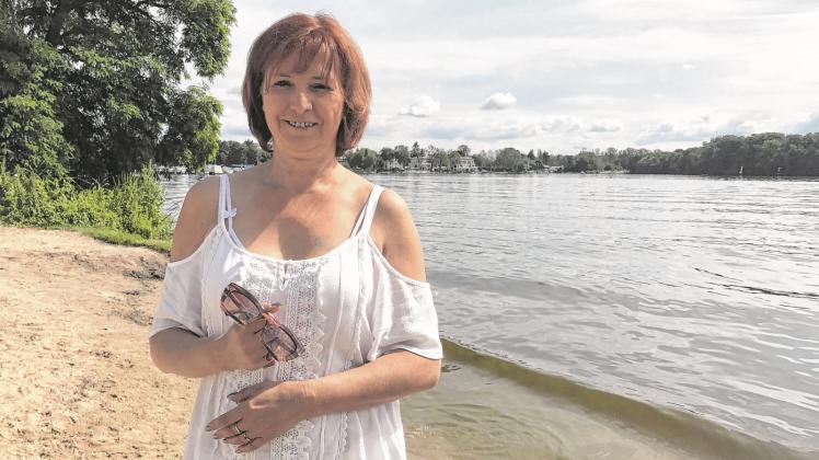 Erst eine Aktion des Berliner Rundfunks hatte Cordula Schober ermutigt, doch noch schwimmen zu lernen. Nun dreht sie morgens auf dem Zeuthener See schon kleine Runden.  