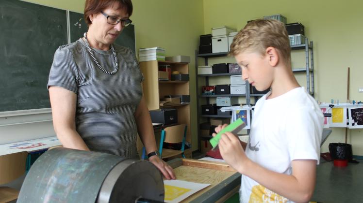 Marion Hornung hilft Jannis Kruse beim Drucken