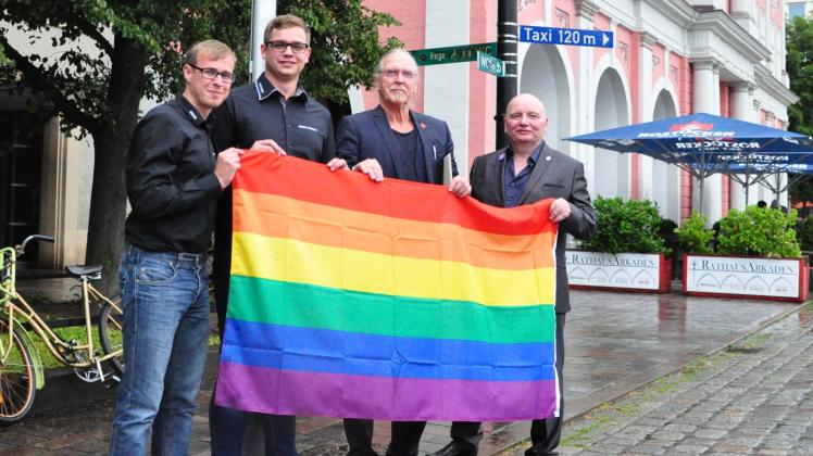 Vor dem Rathaus hisst Bürgerschaftspräsident Wolfgang Nitzsche (2. v. r., Linke) mit Veit Pürsing, Robin Doering und Eckhard Brickenkamp (v. l.) vom CSD-Verein die Regenbogenflagge. Vor dem Rathaus hisst Bürgerschaftspräsident Wolfgang Nitzsche (2. v. r., Linke) mit Veit Pürsing, Robin Doering und Eckhard Brickenkamp (v. l.) vom CSD-Verein die Regenbogenflagge.