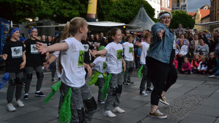 Schon auf dem Stadtfest hat Anja Lambert (r.) mit ihren Tanzschülern die Choreografie für die heutige Tanzaktion am Borwin-Brunnen gezeigt. 