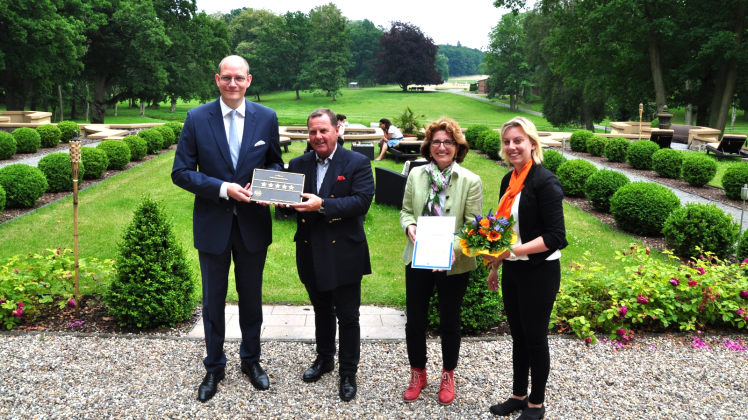 Eine neue Plakette mit fünf Sternen übergibt Thilo Mühl, Präsidiumsmitglied von Dehoga MV, an Udo M. Chistée, Besitzer des Schlosshotels in Wendorf, und Gastgeberin Birgit Brandmayr (v.l.). Sandra Radau (r.) hat die Klassifizierung vorgenommen.