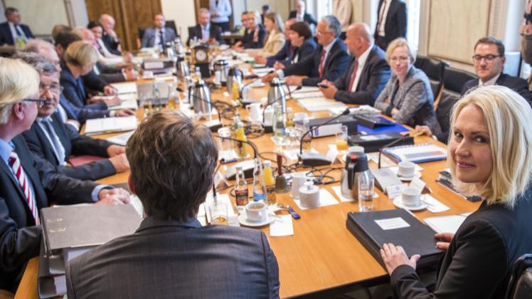 Die erste Sitzung des Kabinetts unter Leitung von Manuela Schwesig (l.) beschäftigte sich gestern Vormittag mit dem Haushalt des Landes.  