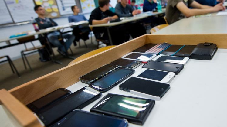 An den Schulen im Kreis gibt es unterschiedliche Regeln für Handys. Oftmals dürfen die Smartphones ausschließlich in den Pausen verwendet werden. 