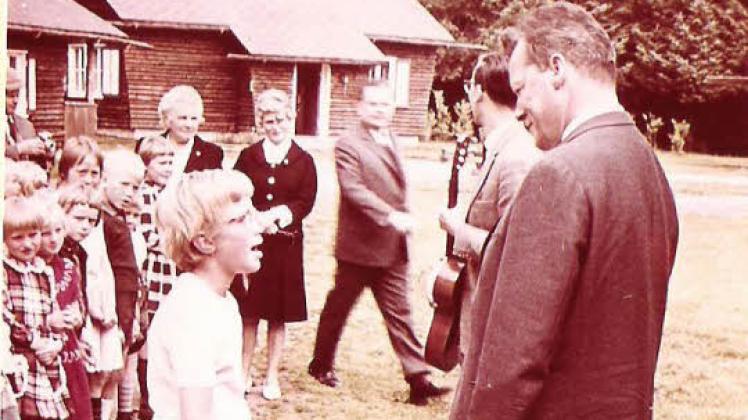 1961 durfte Brigitte Schröder (9) Willy Brandt einen Blumenstrauß im Kinderferiendorf überreichen. 