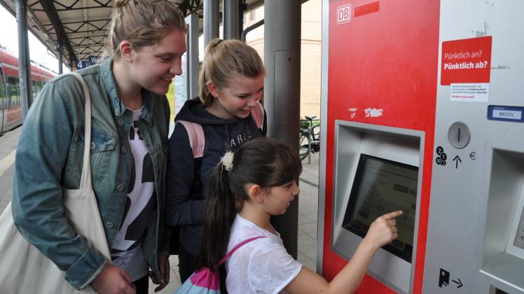 Gleich bei der Ankunft in Warnemünde kann die zehnjährige Elena ihre Kenntnisse beim Kauf einer Zugfahrkarte unter Beweis stellen. Die Schülerinnen Lena Ronnecker (l.) und Annika Bauch helfen ihr dabei. 