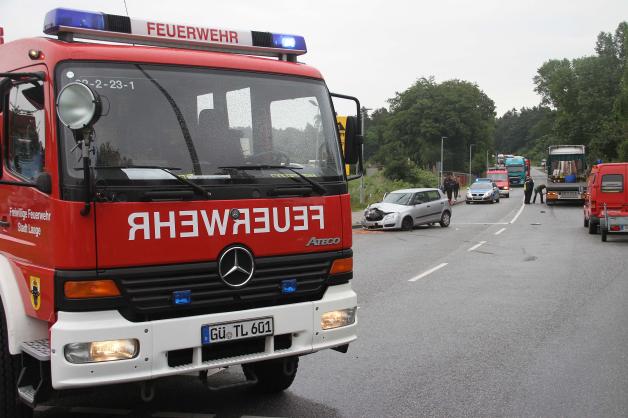 Schwerer Unfall in Laage: Rentner nimmt Lkw Vorfahrt und kracht ihm in die Seite - Verletzter und Vollsperrung