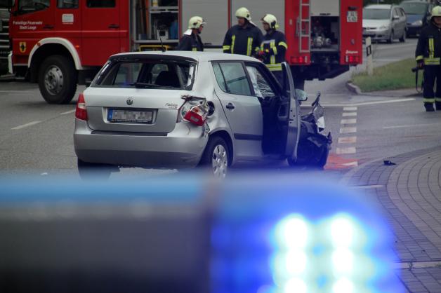 Schwerer Unfall in Laage: Rentner nimmt Lkw Vorfahrt und kracht ihm in die Seite - Verletzter und Vollsperrung Schwerer Unfall in Laage: Rentner nimmt Lkw Vorfahrt und kracht ihm in die Seite - Verletzter und Vollsperrung