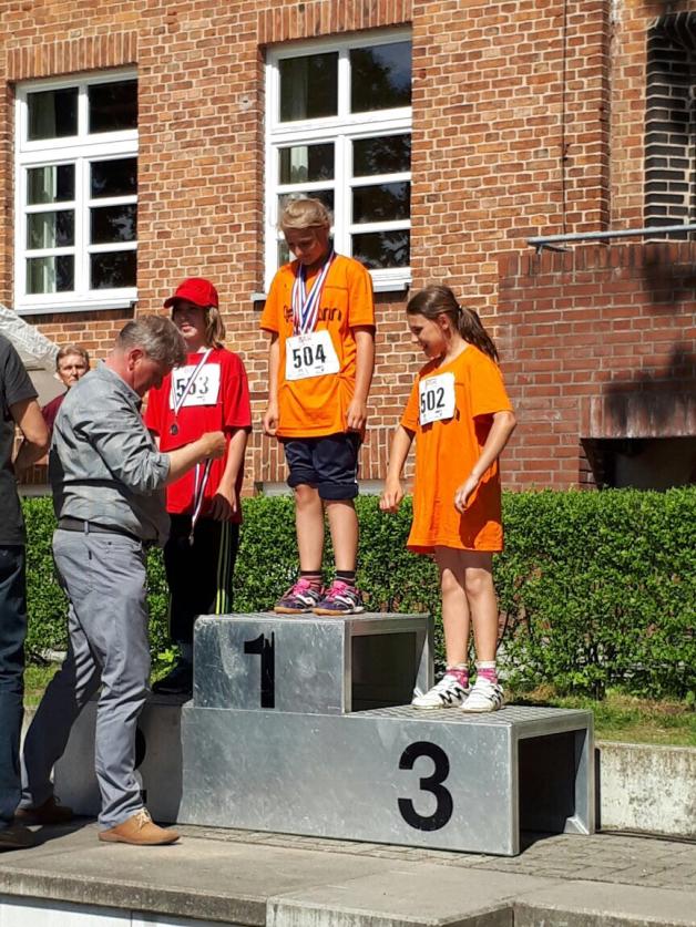 Stolze Medaillengewinner: Felicitas (M.) und Ashley Szymanowitz (r.) bei einer Siegerehrung in Güstrow Stolze Medaillengewinner: Felicitas (M.) und Ashley Szymanowitz (r.) bei einer Siegerehrung in Güstrow