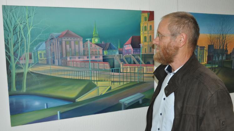 Künstler Andreas Tessenow zeigt unter anderem seine Ölbilder aus seinem Güstrow-Zyklus.  