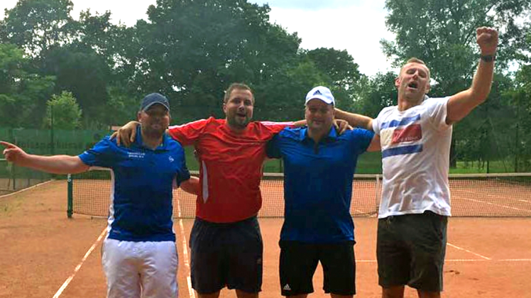 Die Brüeler Tennisherren feiern ihren Aufstieg in die Verbandsliga. 
