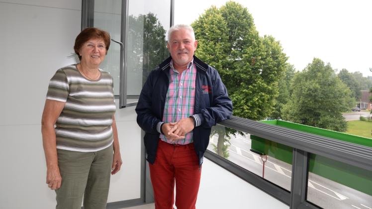 Elfriede Bollinger ist glücklich über ihren ersten Balkon, den Lothar Luther ihr mit der Lübtheener Wohnungswirtschaft ermöglicht hat. Elfriede Bollinger ist glücklich über ihren ersten Balkon, den Lothar Luther ihr mit der Lübtheener Wohnungswirtschaft ermöglicht hat.
