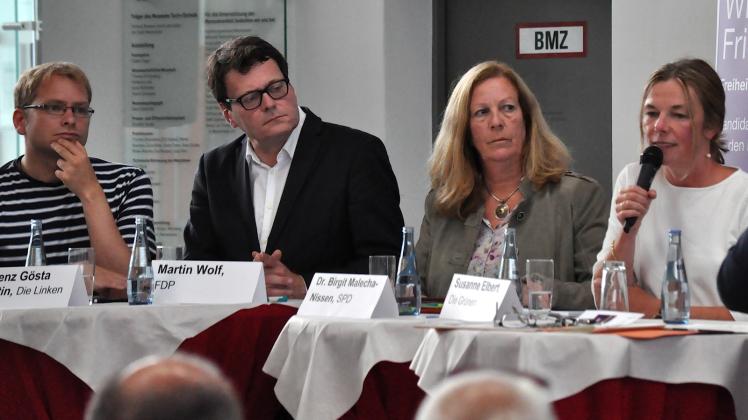 Ernste Gesichter beim Thema Frieden: Auf dem Podium diskutierten Lorenz Gösta Beutin für die Linke (von links), Martin Wolf (FDP), Birgit Malecha-Nissen (SPD) und Susanne Elbert für die Grünen.  