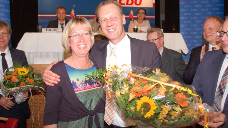 Geschafft: Johannes Callsen, Vorsitzender des CDU-Kreisverbandes Schleswig-Flensburg, freut sich mit Petra Nicolaisen über deren Erfolg. Die Kreisvorstände hatten sich im Vorfeld für die Landtagsabgeordnete stark gemacht. 