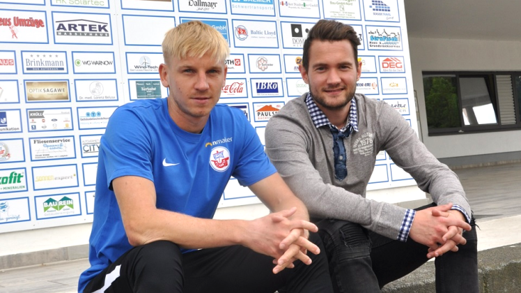 Sport liegt in der Familie: Hansa-Spieler Willi Evseev (links) und sein Cousin Arthur Lemmer, Stürmer des Rostocker Eishockey-Clubs, freuen sich, gemeinsam in Rostock zu wohnen.  