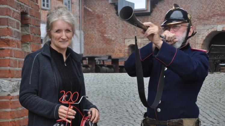 Museumsleiterin Britta Kley und Peter Tiedemann freuen sich auf das Fahrradtreffen auf der Burg. 