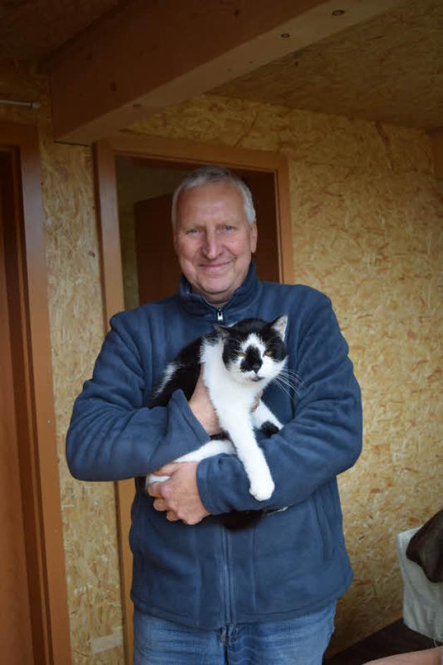 Über das neue Katzenhaus freuen sich Manfred Poniatowski, Vorsitzender des Schwaaner Tierschutzvereins, und seine Schützlinge sehr. 