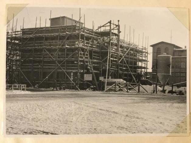 Im Winter 1967/1968 steht der Bau der Detharding-Apotheke kurz vor der Vollendung.  