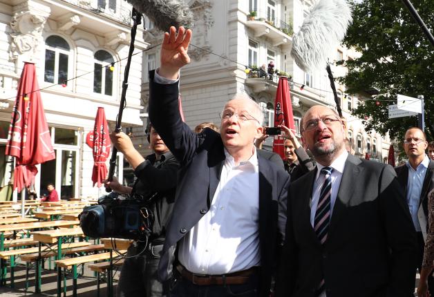 Martin Schulz (rechts) und der SPD-Bundestagsabgeordnete Matthias Bartke beim Rundgang durch das Schanzenviertel.