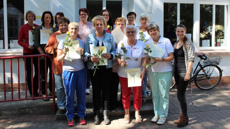 Nach der Schulung erhielten die Teilnehmer ihre Zertifikate: Birgit Klug (v. l.), Kerstin Harrer, Britta Barendt, Marion Schwerin, Nicole Toczek, Inse Rosenfeldt, Irmhild Hübner, Seminarleiterin Katja Zarm, Christina Heinrich, Helga Lehmann, Gabriele Greschkowitz, Monika Gerhardt, Christa Ohme und Seminarleiterin Janine Grundmann-De Simone. Nach der Schulung erhielten die Teilnehmer ihre Zertifikate: Birgit Klug (v. l.), Kerstin Harrer, Britta Barendt, Marion Schwerin, Nicole Toczek, Inse Rosenfeldt, Irmhild Hübner, Seminarleiterin Katja Zarm, Christina Heinrich, Helga Lehmann, Gabriele Greschkowitz, Monika Gerhardt, Christa Ohme und Seminarleiterin Janine Grundmann-De Simone.