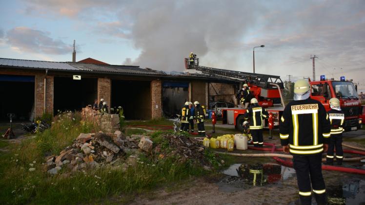 Rauchwolken im Bahnhofsviertel: Ein Feuer in diesem Garagenkomplex beschäftigte Kameraden von acht Wehren.  