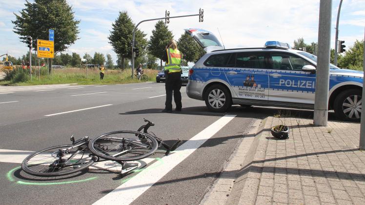 Fahrradfahrer fährt bei roter Ampel über L132: Pkw erfasst jungen Mann - schwer verletzt 
