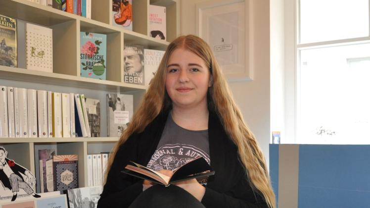 Zwischen hunderten gedruckten Werken ist Schülerin Amely-Jolina Graupmann noch in der nächsten Woche „zu Hause“: Sie ist Schülerpraktikantin in einer Buchhandlung.   