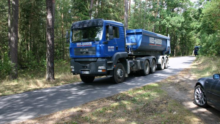 Zwischen Birkholz und Lanz rollte per Sondergenehmigung des Landkreises während des Hochwassers Schwerlastverkehr. Jetzt rollen sie wieder, was die Gemeinden verhindern wollen.