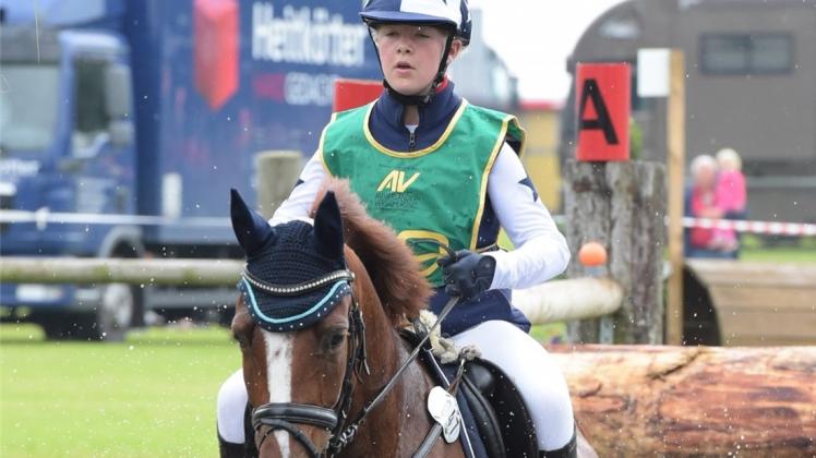 Gut drauf: Marie Schreiber vom RV Ganderkesee hat mit ihrem Pony Cool Man im Team des Pferdesportverbands Weser-Ems das Bundesnachwuchschampionat in der Vielseitigkeit gewonnen. 