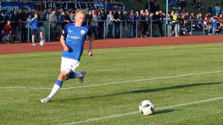 Erfüllt sich einen Traum: Jakob Gesien schaffte den Sprung von der FCH-Nachwuchsakademie in den Profi-Kader – und arbeitet nun für Einsätze im Ostseestadion.  