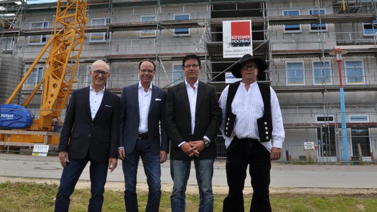 Mit einem dreifachen Hoch von Zimmermann Harry Jankowski (r.) feiern die Investoren Peter Möller (v. l.), Frank Dieckmann und Reinhard Manshardt die Fertigstellung des Rohbaus.  