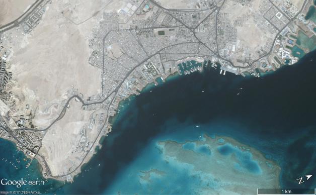Die undatierte Satellitenaufnahme zeigt die Küstenlinie bei Hurghada (Ägypten). In Ägypten sind bei zwei Angriffen auf Touristen und Sicherheitskräfte am Freitag mehrere Menschen getötet worden. 
