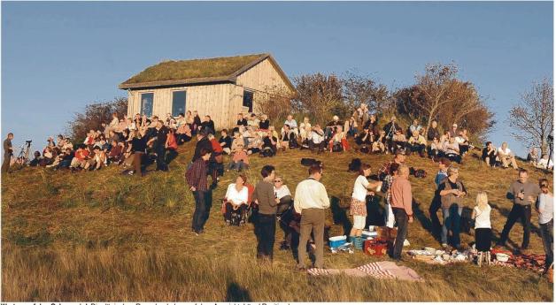 Warten auf das Schauspiel: Die dänischen Besucher haben auf dem Aussichtshügel Position bezogen. Foto: Wrege