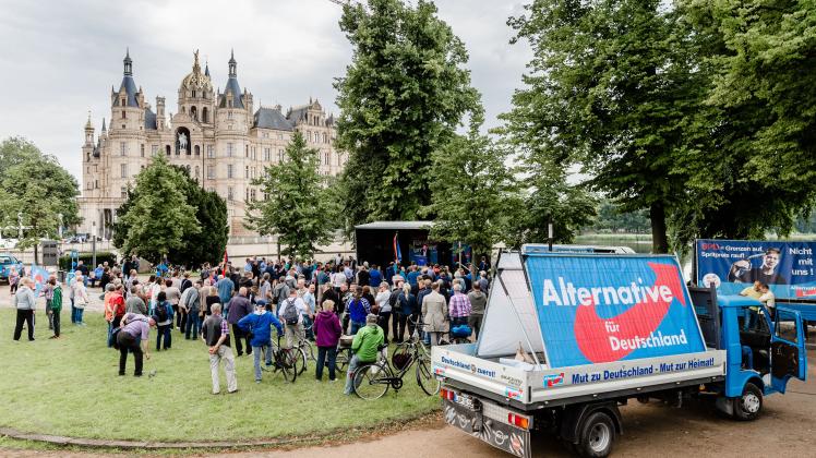 Besucher nehmen am Samstag in Schwerin am Wahlkampfauftakt der AfD Mecklenburg-Vorpommern zur Bundestagswahl im September teil. 