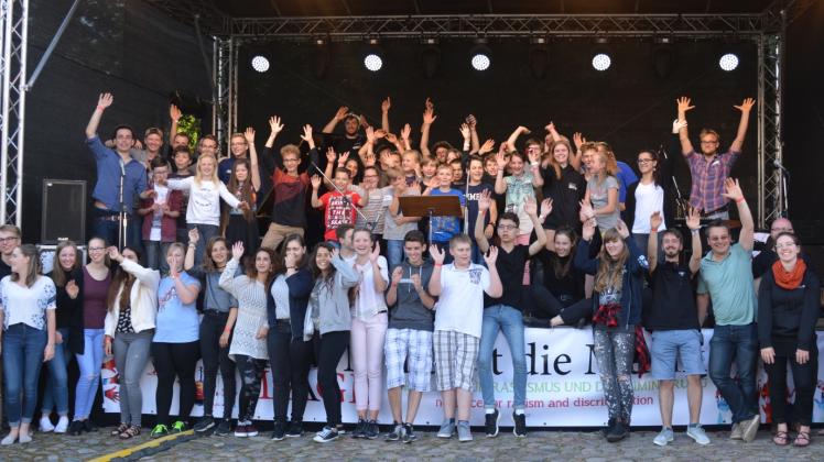 Freude über ein erfolgreiches Projekt „TonLaage“: die Musiker gemeinsam mit den Jugendlichen auf der Konzertbühne.  