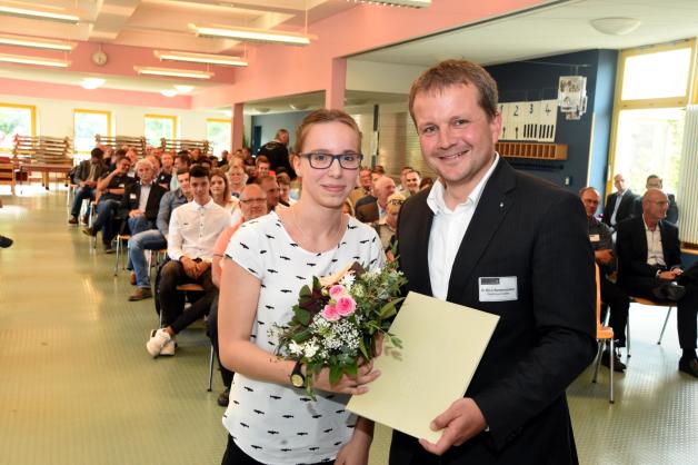 MFZK-Schwimmerin Leoni Schultze erhielt den Nachwuchsförderpreis von OB Rico Badenschier.