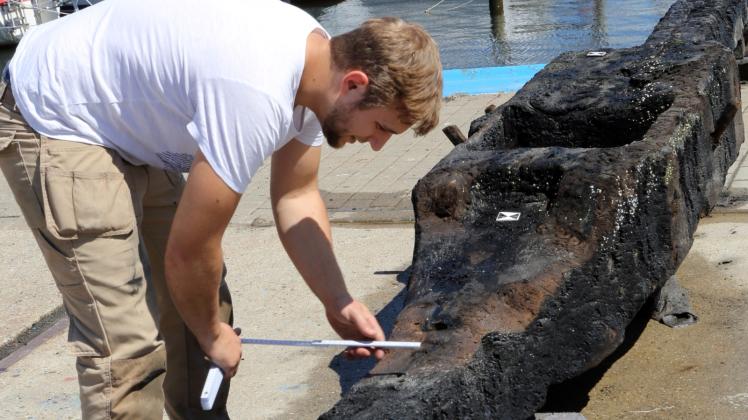 Grabungstechniker Andrej Jostes vermisst das Kielschwein eines vor Wismar gefundenen Wracks.