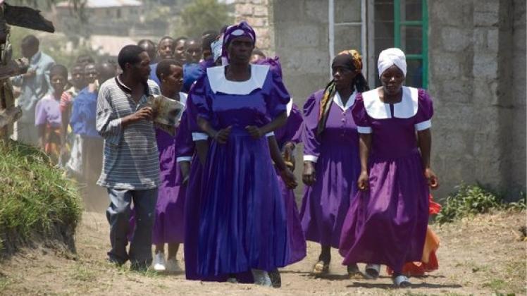 Lebendiger Glaube: Der Chor auf dem Weg zum Gottesdienst in Hansühns tansanischer Partnerkirchengemeinde Igoma.  Foto:  Dr. Kai Voss