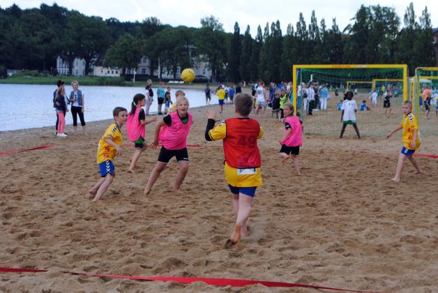 Beim Beach-Handball wurde um jeden Punkt gekämpft. Beim Beach-Handball wurde um jeden Punkt gekämpft.