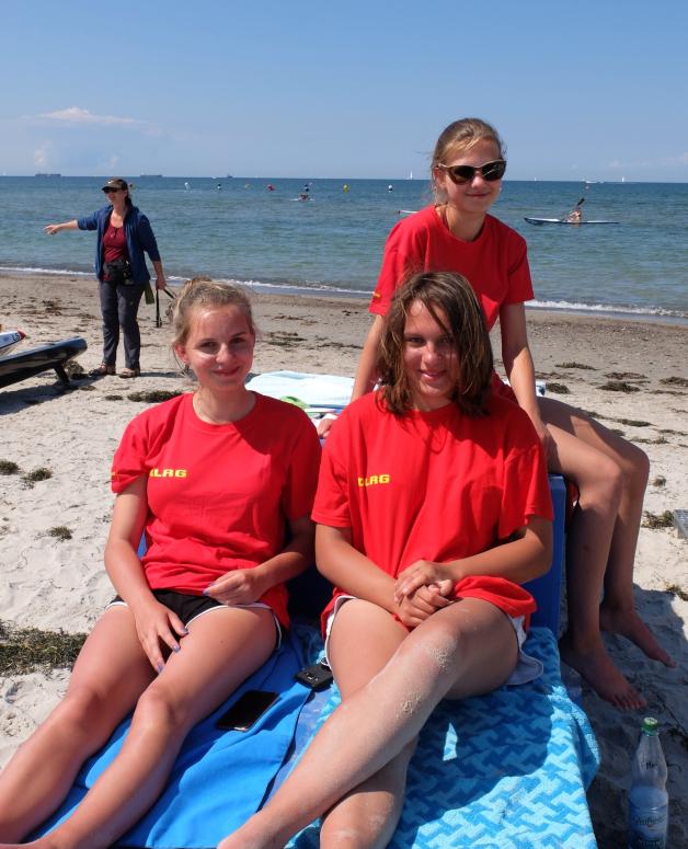 Als Helferinnen waren Miriam Meiss, Frederike Johannson und Imke Bunde (v. l.) vor Ort. Es gab viel zu tun, um den Strand rund um die Wettkämpfe zu sichern. 