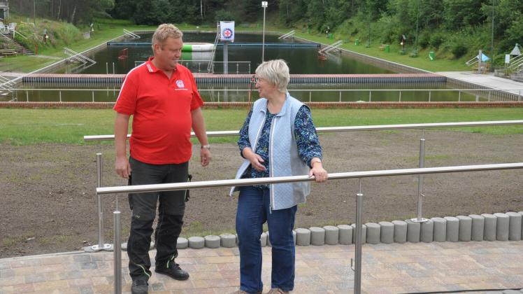 Bürgermeisterin Christel Drewes und Bademeister Fred Klinge am Geländer des neuen barrierefreien Zugangs zu den Schwimmbecken. Fotos: andreas münchow / privat 