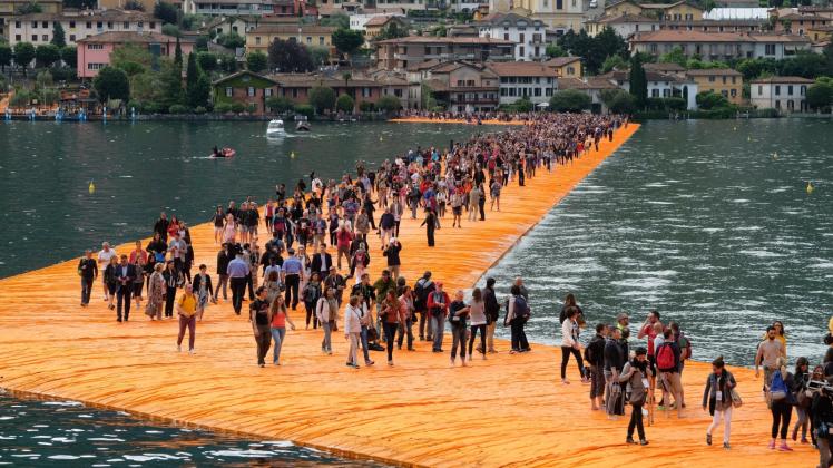 „The Floating Piers“ auf dem Iseo-See.  