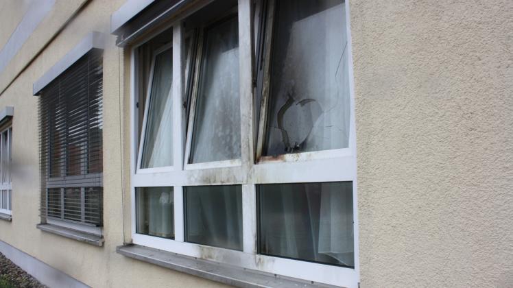 Blick auf ein beim Anschlag 2016 beschädigtes Fenster der Flüchtlingsunterkunft Jüterborg.  