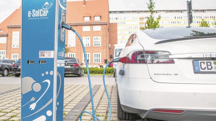 Ein Elektrofahrzeug der Marke Tesla wird an einer Stromtankstelle in Cottbus aufgeladen.  