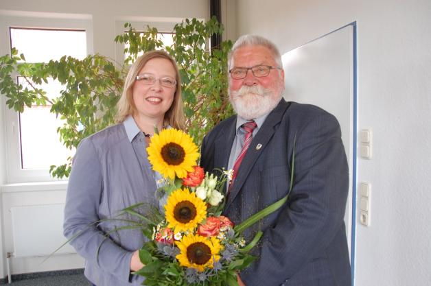Blumen für Ulirke Kütemeier von Bürgermeister Jürgen Baasch.  