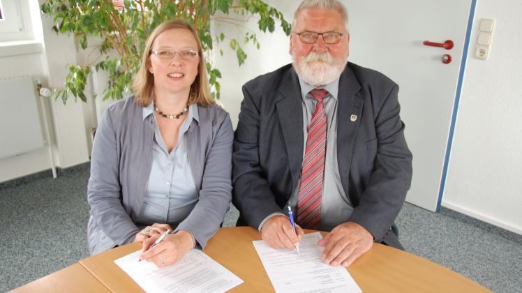 Unterzeichnen den Vertrag: Standortmanagerin Ulrike Kütemeier und Bürgermeister Jürgen Baasch.  