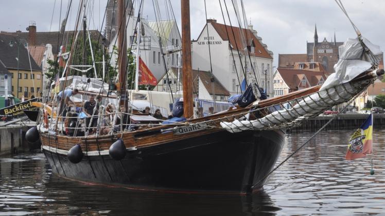 15 Neuntklässler aus Proseken legten gestern auf dem Stagsegelschoner „Qualle“ vom Alten Hafen in Wismar in Richtung Wismarbucht ab.  